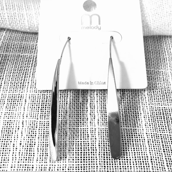 π3/$30 23/4β Long Shiny Silver Threader Earrings